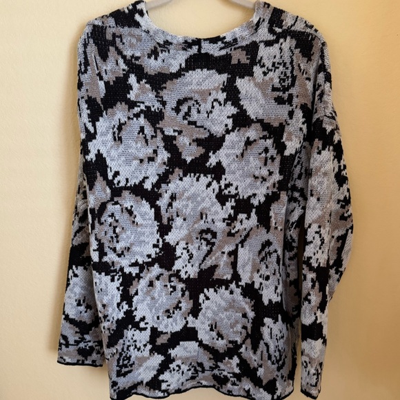 OVLA by Olive & VINE Floral Print Camo Cardigan Sweater Size Medium NWT - Picture 2 of 5